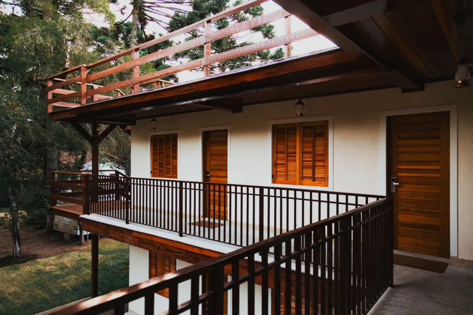 Chủ nhà và nhân viên hỗ trợ